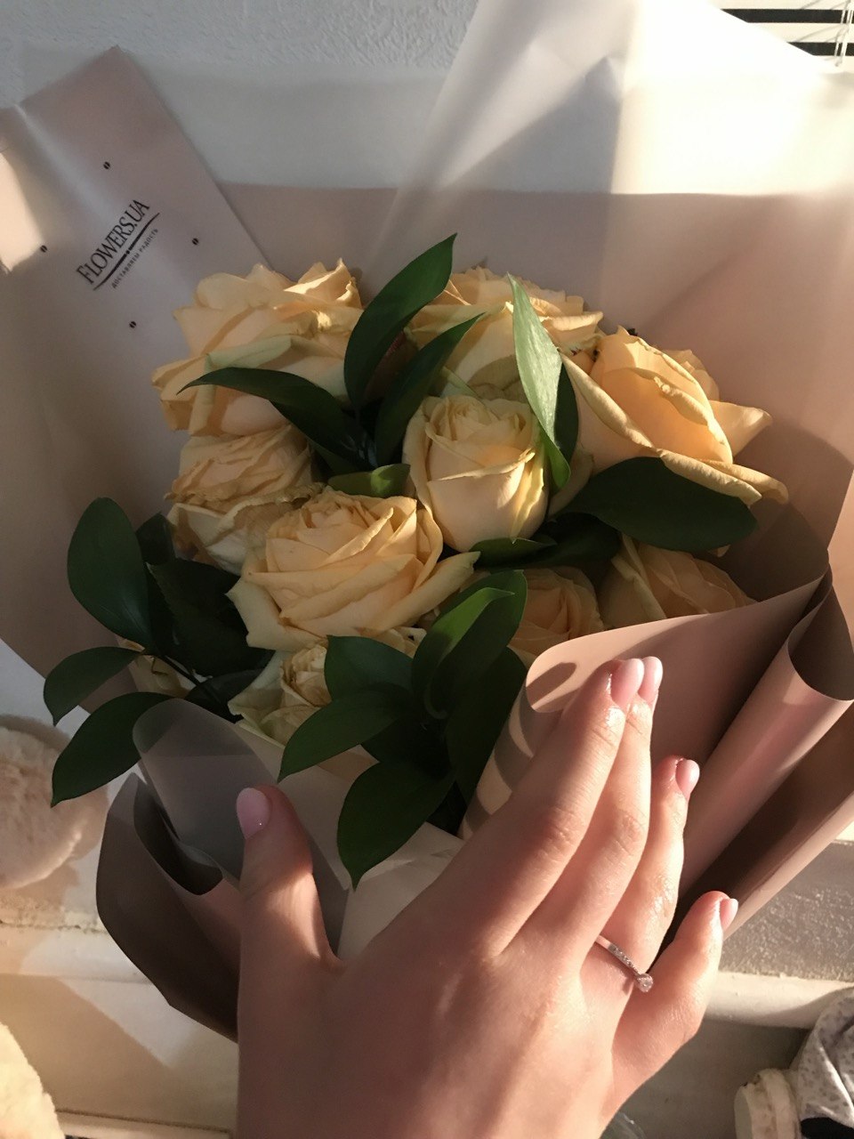 Букет роз и помолвочное кольцо
